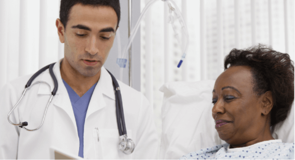 Médecin en blouse blanche assistant une patiente dans un hôpital